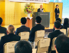 本表彰は平成４年度よりスタートし、３Ｒ(リデュース・リユース・リサイクル)に率先して取り組み、継続的な活動を通じて顕著な実績を挙げている「個人・グループ・学校」および「事業所・地方公共団体等」を表彰し、奨励することで循環型社会構築を図ることを目的としています。